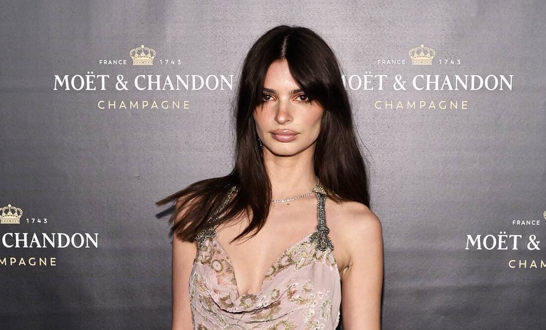 Emily Ratajkowski posó para las fotos en Versalles. Foto: AFP