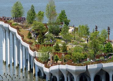 Manhattan estrena extravagante parque flotante en el río Hudson