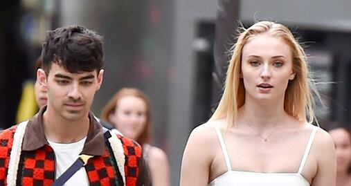 Sophie Turner irradia belleza con top 'braless' en París
