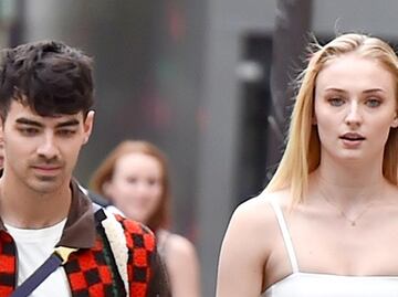 Sophie Turner irradia belleza con top 'braless' en París