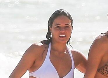 Michelle Rodriguez sorprende con diminuto bikini junto a modelo en Tulum