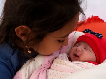 Familia adopta a bebé siria que nació bajo los escombros tras terremoto