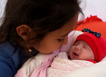Familia adopta a bebé siria que nació bajo los escombros tras terremoto