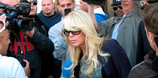 Presentan cargos contra la madre de Lindsay Lohan por conducir borracha