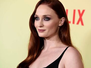 Sophie Turner derrocha glamour con vestido negro en Los Ángeles