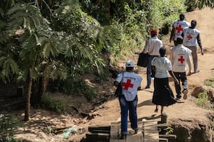 Ébola en Congo: violencia obliga a médicos a huir y hospitales quedan vacíos