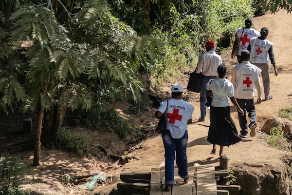 Ébola en Congo: violencia obliga a médicos a huir y hospitales quedan vacíos