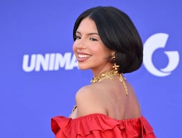 Ángela Aguilar conquista con minivestido rojo en los Latin American Music Awards