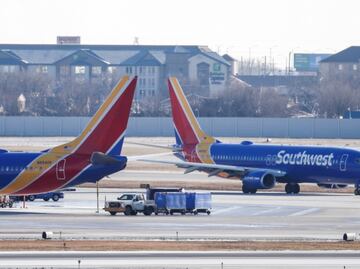 Pasajera demanda a aerolínea que la expulsó por quitarse el cubrebocas