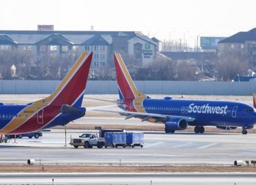 Pasajera demanda a aerolínea que la expulsó por quitarse el cubrebocas