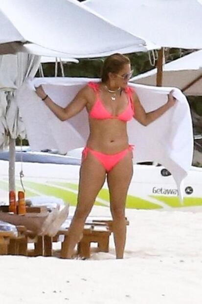 El bikini rosa neón con el que Jennifer Lopez conquistó la playa