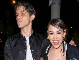 Danna Paola conquista con top braless durante cena en Los Ángeles