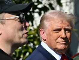 Trump califica de “terrorismo doméstico” los ataques contra propiedades de Tesla