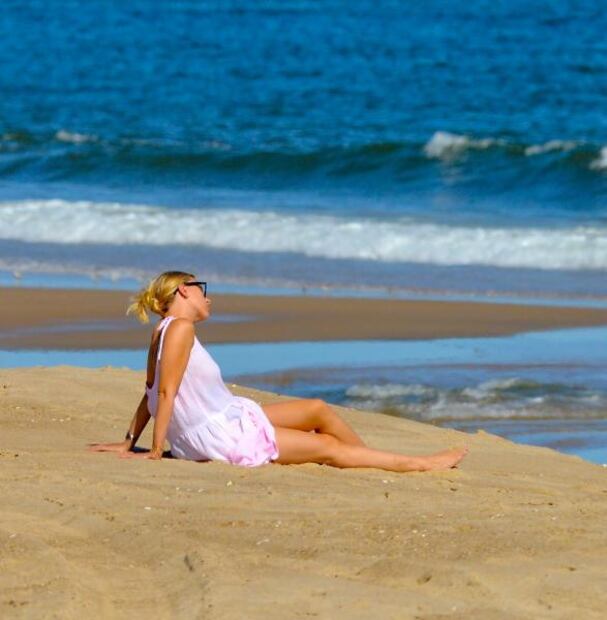 Scarlett Johansson arrasa con ligero minivestido en la playa 