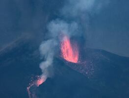 Tras una breve pausa, volcán Cumbre Vieja se reactiva (videos)