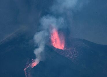 Tras una breve pausa, volcán Cumbre Vieja se reactiva (videos)