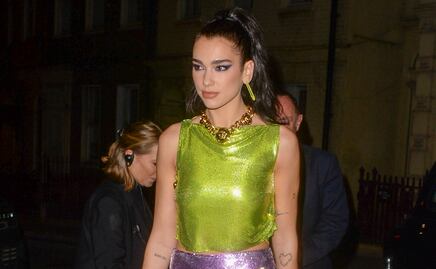 Dua Lipa y la arriesgada microfalda Versace que lució en Londres