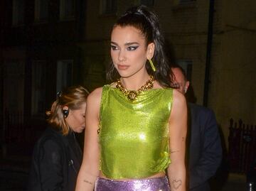 Dua Lipa y la arriesgada microfalda Versace que lució en Londres