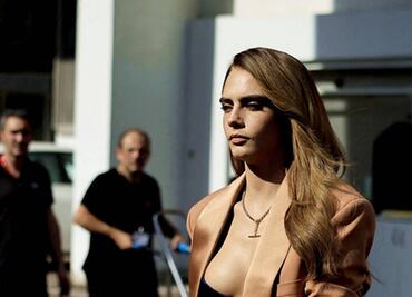 Cara Delevingne arrasa al unirse a la tendencia de 'lencería a la vista' en Francia