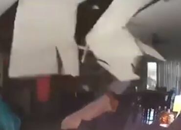 Caída de árbol destruye casa en Maryland, con dos adolescentes adentro