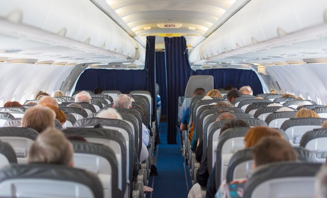 Electrocutan a pasajero en pleno vuelo. Foto: iStock-AlxeyPnferov