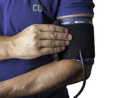 Médicos en México advierten: la hipertensión ya no es solo cosa de adultos