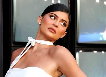 Kylie Jenner presume silueta ‘curvy’ con atuendo traslúcido