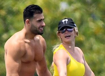 Britney Spears vacaciona con su novio e impacta con bikini en Miami