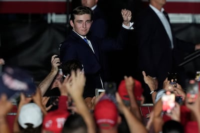 ¡Como dos gotas de agua! Foto muestra el parecido de Barron con Donald Trump cuando era joven