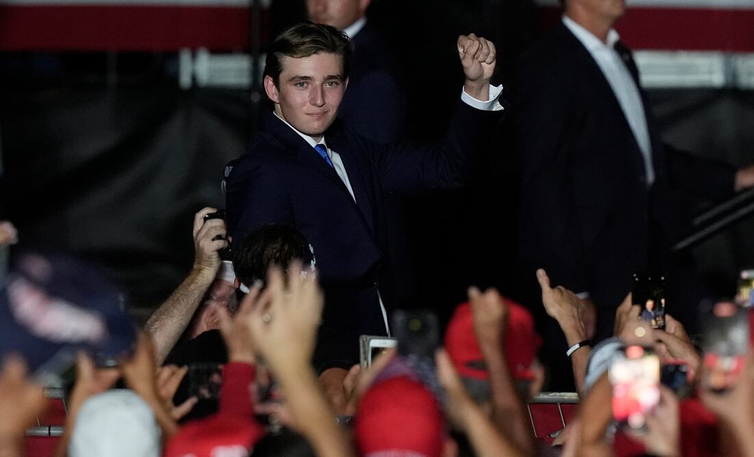 ¡Como dos gotas de agua! Foto muestra el parecido entre Barron y Donald Trump cuando era joven. Foto: AP
