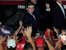 ¡Como dos gotas de agua! Foto muestra el parecido de Barron con Donald Trump cuando era joven
