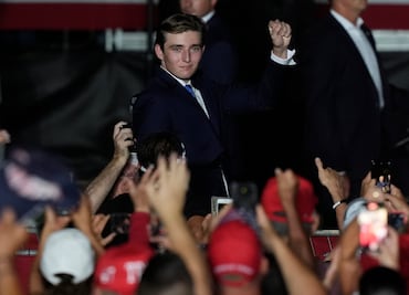 ¡Como dos gotas de agua! Foto muestra el parecido de Barron con Donald Trump cuando era joven