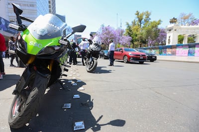 Conductor arrastra a policía de tránsito en el cofre para evitar multa en CDMX