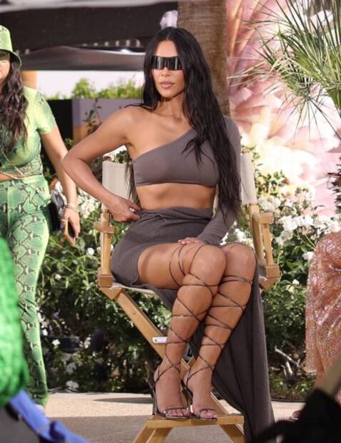 Kim Kardashian derrocha belleza con look braless en California