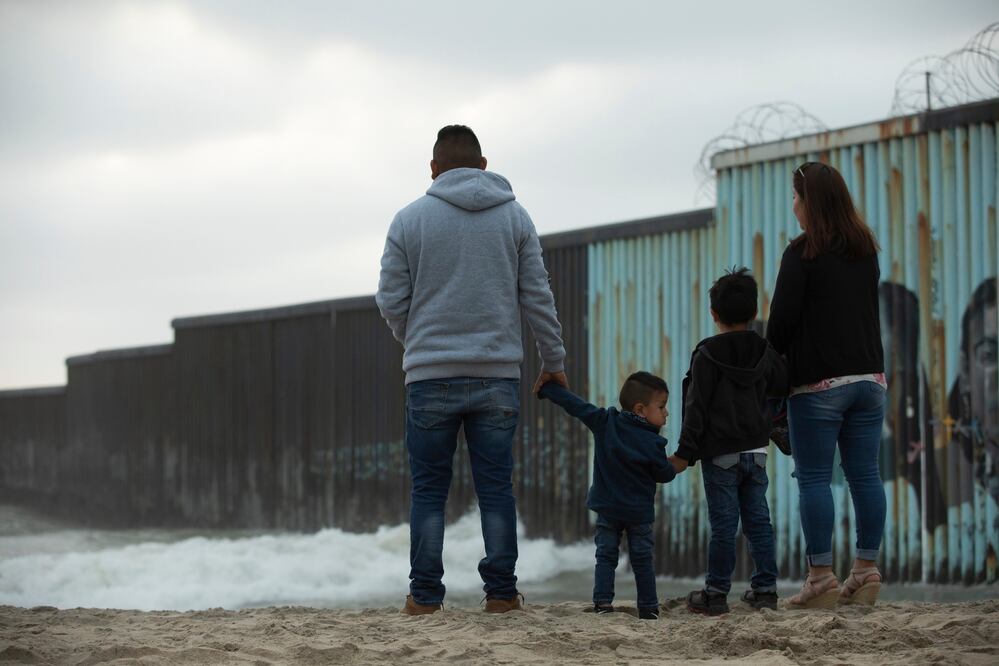 El 55% de EU respalda las deportaciones masivas que promete Trump, según encuesta. Foto: iStock / MattGush