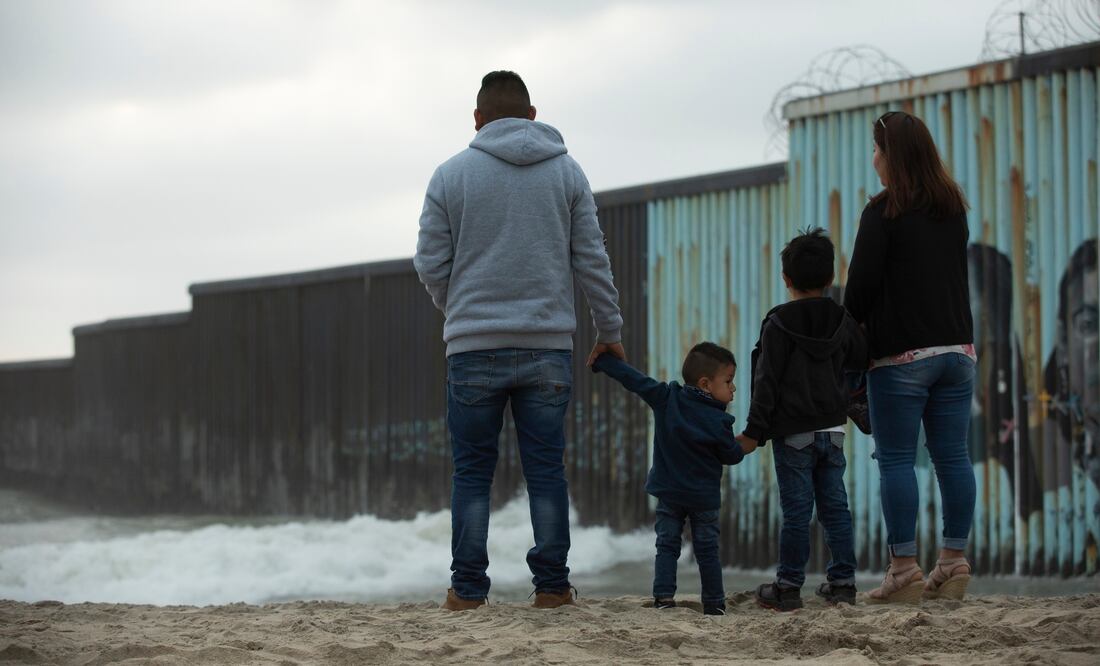 El 55% de EU respalda las deportaciones masivas que promete Trump, según encuesta. Foto: iStock / MattGush