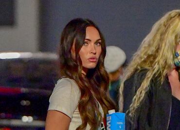 Megan Fox deslumbra con jeans ajustados en teatro de Los Ángeles