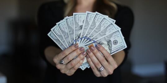 ¿Con cuánto dinero en efectivo se puede viajar a EU?