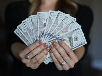 ¿Con cuánto dinero en efectivo se puede viajar a EU?