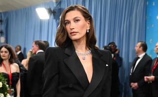 Hailey Bieber usa el bikini ideal para el verano en sesión fotográfica  