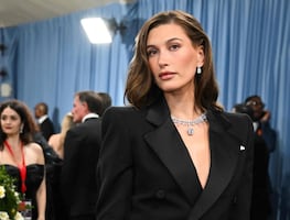 Hailey Bieber usa el bikini ideal para el verano en sesión fotográfica