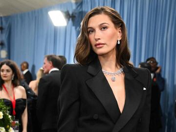 Hailey Bieber, sin anillo de bodas y con glamoroso look strapless; ¿peligra su matrimonio con Justin?