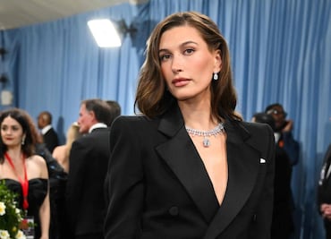 Hailey Bieber usa el bikini ideal para el verano en sesión fotográfica