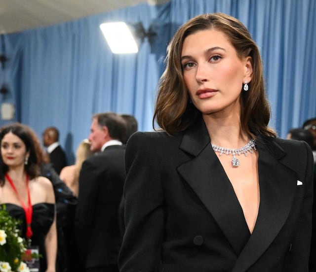Hailey Bieber enciende las redes sociales con foto en minishort en medio de la polémica de Justin