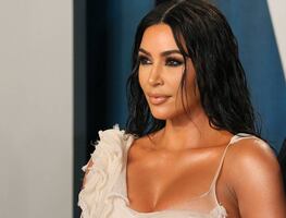 Kim Kardashian presume silueta ‘imposible’ con revelador bikini blanco en el mar