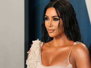 Kim Kardashian presume silueta ‘imposible’ con revelador bikini blanco en el mar