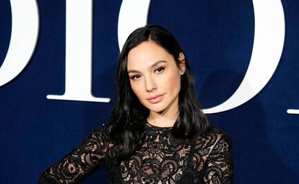 Gal Gadot deja ver su lencería con vestido de encaje con transparencias en París