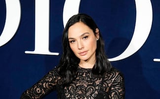 Gal Gadot deja ver su lencería con vestido de encaje con transparencias en París