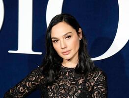 Gal Gadot deja ver su lencería con vestido de encaje con transparencias en París