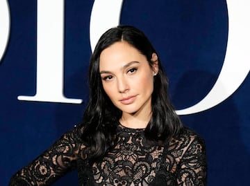 Gal Gadot deja ver su lencería con vestido de encaje con transparencias en París